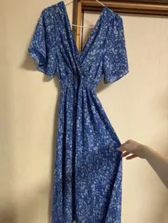 青色ワンピース　　白の花柄