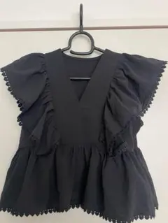 フリル付きブラックノースリーブトップス