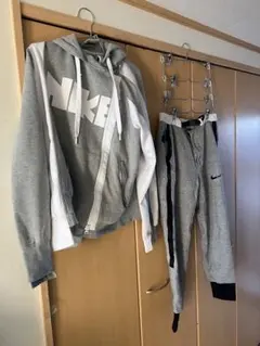 sacai Nike 再構築グレー パーカー ジョガーパンツ セットのサムネイル