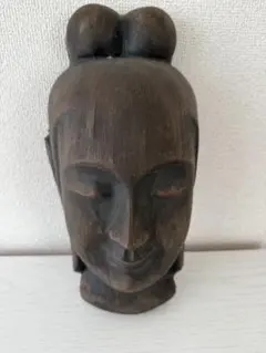 木製の顔の彫刻