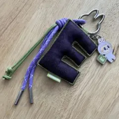 PIN FOR LOVE イニシャル　キーホルダー　ラブブ　チャーム　E