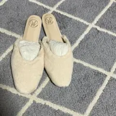 ファー素材の淡いベージュ　ルームシューズ