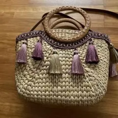 タッセル付きベージュかごバッグ