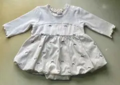 白色のドレスを着いてるロンパース　70