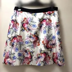 【美品】Emanuel Ungaro 花柄スカート ひざ丈 ストレート上品M相当のサムネイル