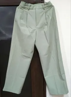 UNIQLO　オリーブグリーン スラックス Мサイズ