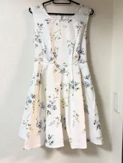 【美品】 アリシアページボーイ サイドビジュー付き 花柄フレアワンピース 白 Fのサムネイル