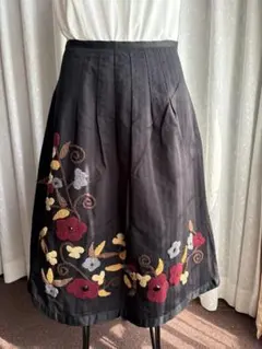 ローラアシュレイ 花柄刺繍 コットンフレアスカート ブラック　11のサムネイル