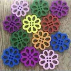 新品未使用　ウッドボタン　木のボタン　12個　カラフル　透かしのお花　20mm