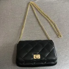 黒いキルティングショルダーバッグ