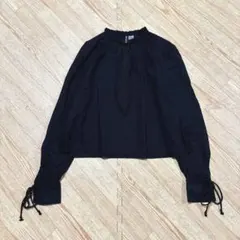 H&M 長袖シャツ　ブラウス　トップス　黒　リボン　シンプル　Ｖネック