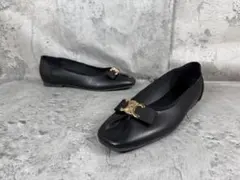 ゴールド金具付き ブラック フラットシューズ
