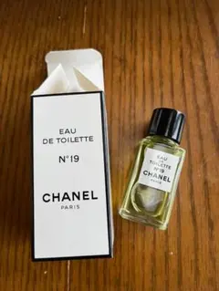 CHANEL Eau de Toilette No.19 香水 箱付き