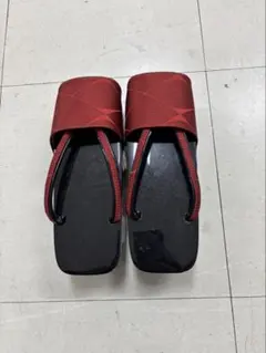 赤い木製下駄 伝統的な和装履物