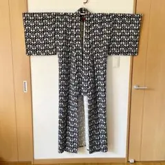 「黒地に蝶模様の浴衣」です。