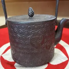 アンティーク鉄瓶　龍盛堂造　煎茶道具　やや小ぶり　鶴／亀甲紋様　状態良し(^^)