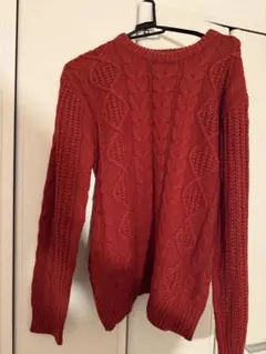 赤 ケーブルニット クルーネックセーター