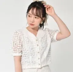 【夏服用に◎】エムズエキサイト　花刺繍ブラウス　オーガンジー　ショート丈のサムネイル