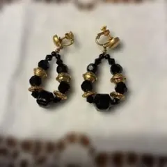 黒ビーズと金色パーツのイヤリング
