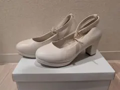 ホワイト ストラップ付き パンプス