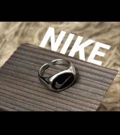 【新品】NIKE スウッシュ ロゴ リング シルバー×ブラック フリーサイズ