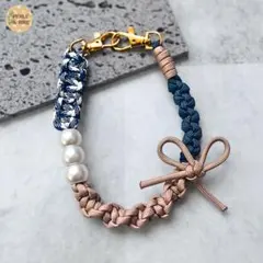 パラコードꕤパールとリボンのスマホストラップ(ネイビー✕ベージュ)