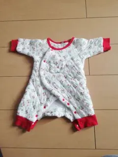 いちご柄のキルティングロンパース