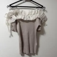 INGNI オフショルダー フリル ベージュ トップス