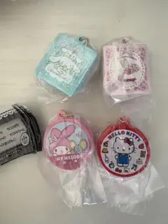 サンリオ　クッキー缶チャーム　4点　セミコンプ　キティちゃん