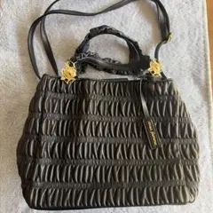 axes femme ギャザー入り黒ハンドバッグ