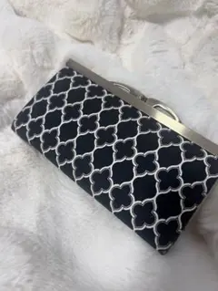 ブラックとホワイトのがま口財布