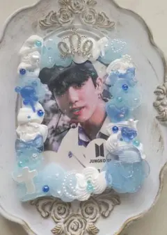 うねうね水色＆白の王冠ホイップデコ