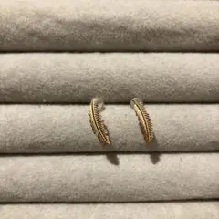 美品　K10 羽ピアス