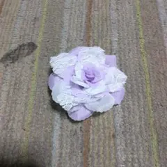 紫と白の花コサージュ