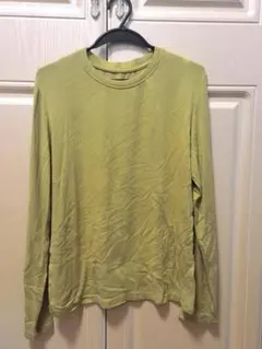 黄緑の長袖Tシャツ