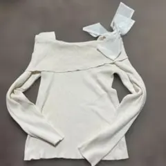 アイボリー オフショルダー リブニット トップス　INGNI