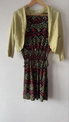 幾何学模様の（猫）多色ワンピース、モスグリーンボレロ付