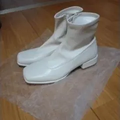 Guオフホワイト スクエアトゥ ブーツ御値下済み