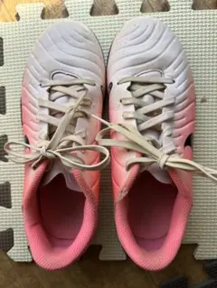 NIKE サッカートレーニングシューズ ピンクのサムネイル