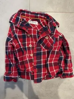 赤と紺のチェック柄長袖シャツ