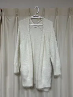 イーハイフンワールドギャラリー　ホワイトファー風長袖カーディガン