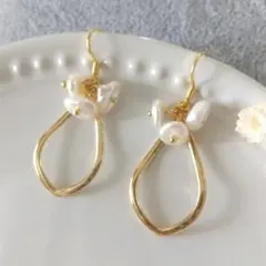 ケシパールの小花と歪みフープのピアス　イヤリング　淡水パール使用