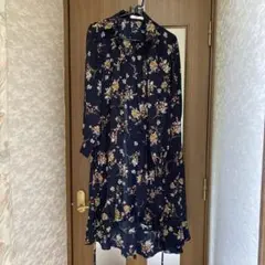 ネイビー 花柄 ワンピース フリル裾のサムネイル