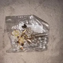 花とパールのヘアピンセットとシルバーのフレーク