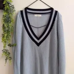 ライトブルー　 Vネックニット