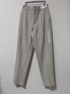 GU タックテーパードパンツ　ベージュ　M 新品未使用　ジーユー　オフホワイト