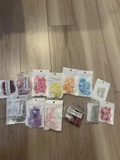 多彩なプラスチックビーズセット