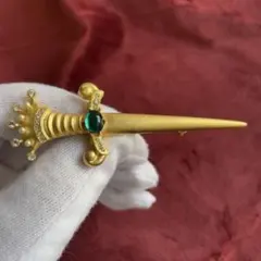 【28】アンティーク調ブローチ　金の剣　ヴィンテージ　シンプル