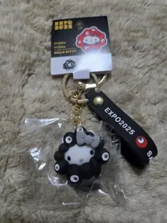 大阪万博 ハローキティ 黒ミャクミャク　キーホルダー　EXPO2025