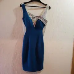 青いビジュー付きVネックドレス